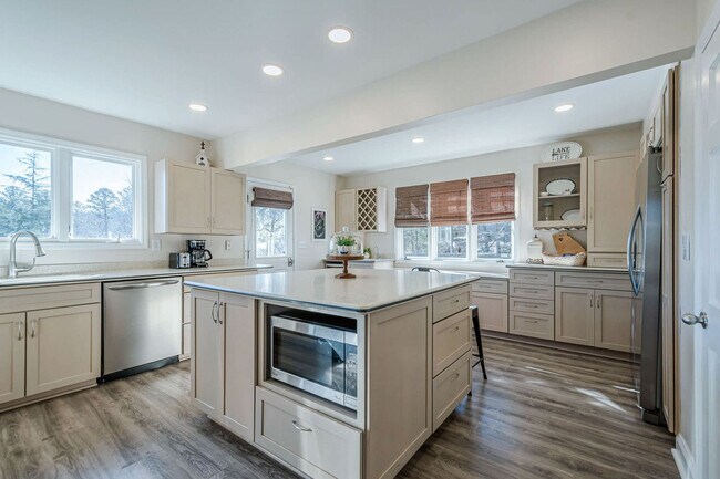 Building Photo - 117 Lakeview Cir