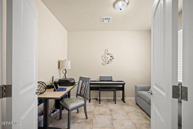 Building Photo - 3825 Loma Reina