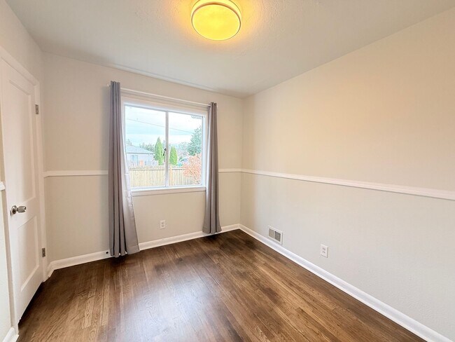 Building Photo - Updated 3-Bedroom Home with Fenced Yard & Garage in Portland