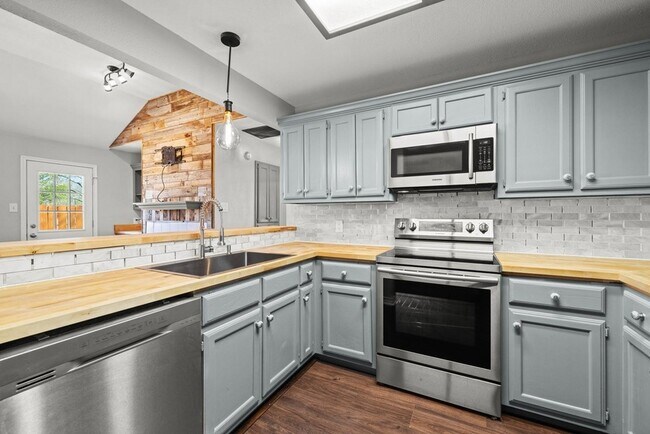 Building Photo - 820 Mica Ln