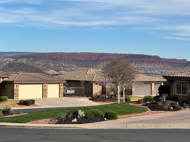 Building Photo - Short Term Fully Furnished Rental! Available May 1st - October 31st!