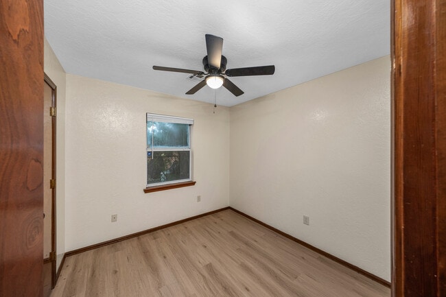 Building Photo - 6111 NW Maple Ave