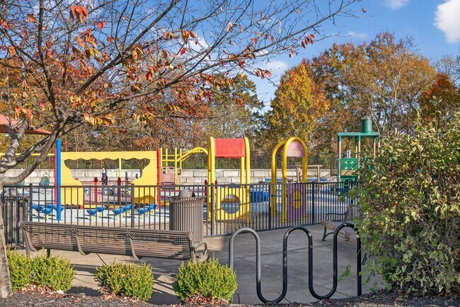 Building Photo - Spacious 3BR Townhome Across From Neighbor...