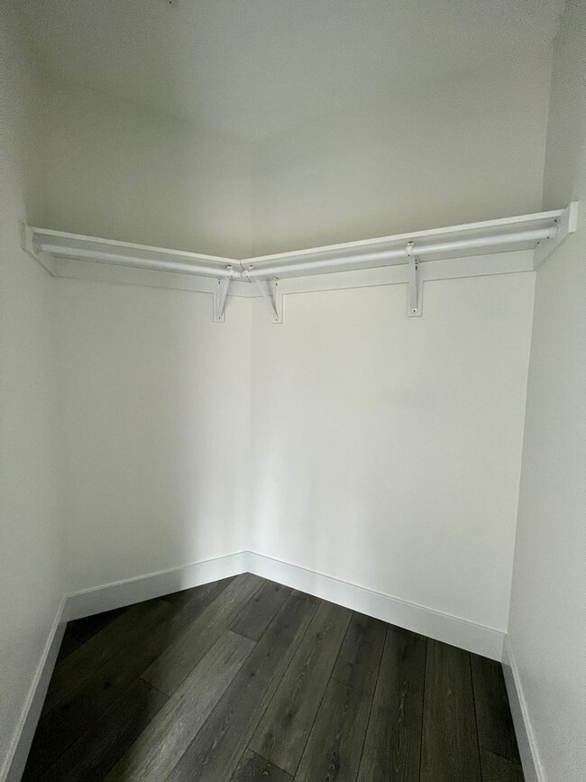 Building Photo - Modern Apartment in Great Asheville Location!