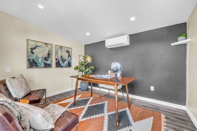 Building Photo - Stunning Single Family Home In Excellent L...