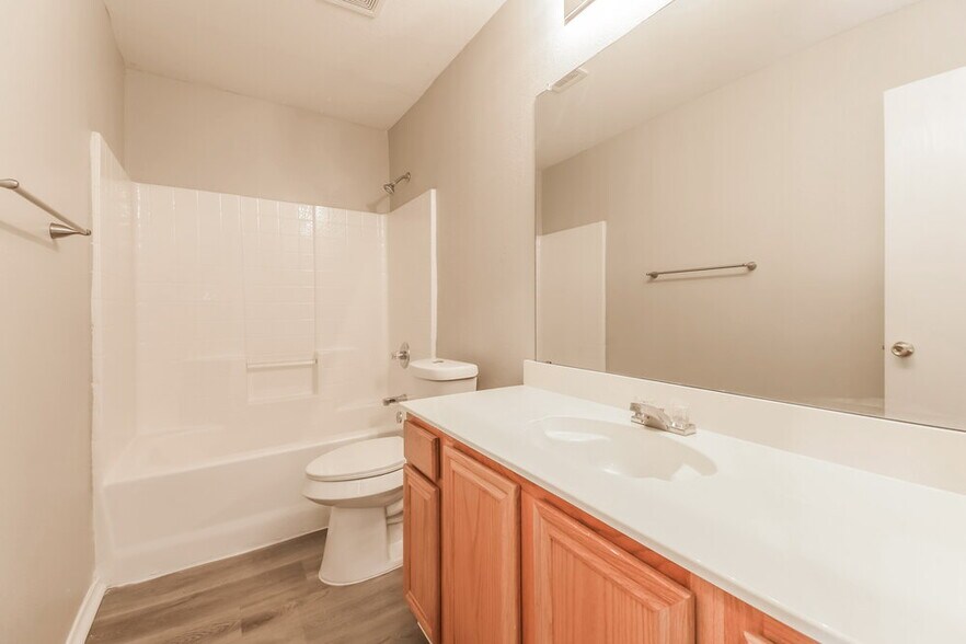 Building Photo - 302 S Chestnut St