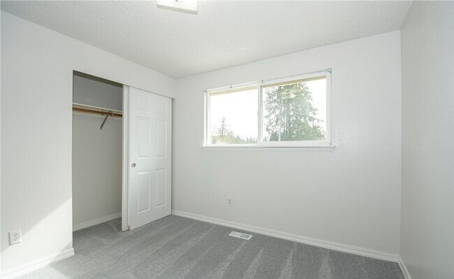 Building Photo - Gig Harbor Home on Oversized Lot