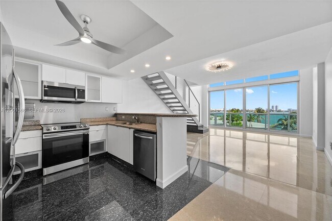 Building Photo - 2000 Bay Dr