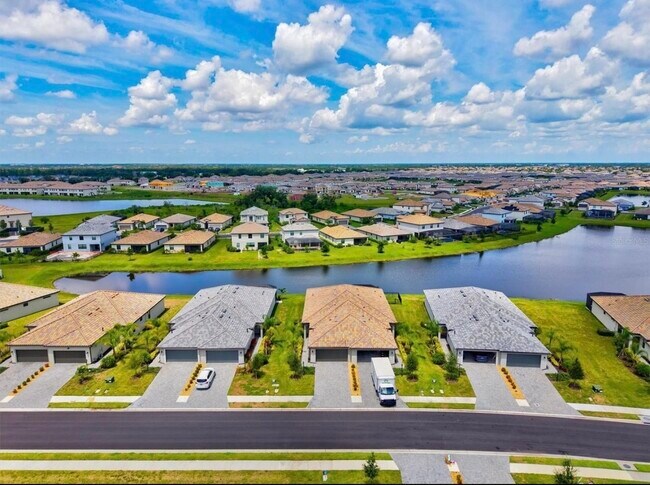 Building Photo - 15519 Sunny Day Dr