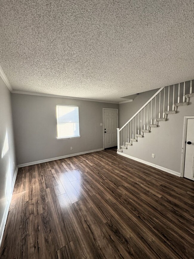 Building Photo - Move-In Special!! 1/2 Off First Month's Re...