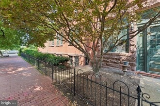 Building Photo - 902 D St SE