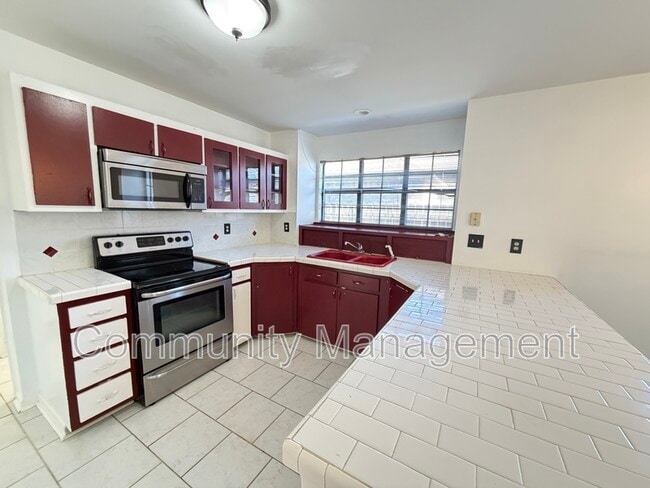 Building Photo - 533 Hadley Dr