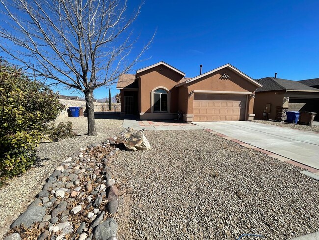 Building Photo - Beautiful 3 Bedroom/2 Bathroom home locate...