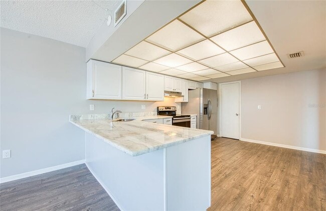 Building Photo - 225 Country Club Dr