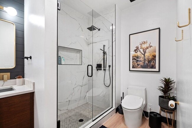 Building Photo - Stunning Fully Furnished Condo in Downtown...