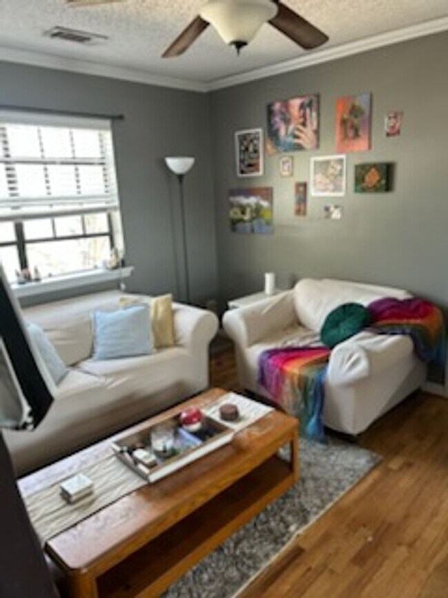Building Photo - 2 bedroom 2 bath upstairs condo $1,100 per month