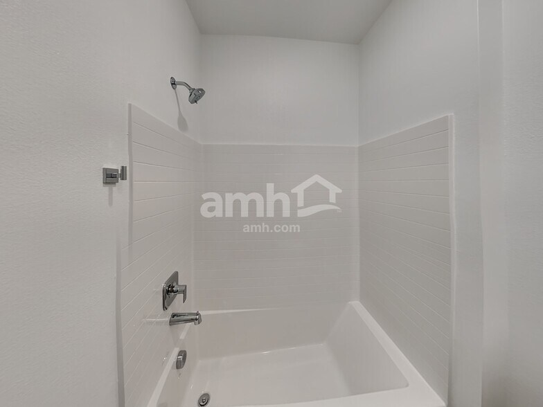 Building Photo - 9118 Fiesta Impatiens Ct