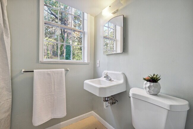 Building Photo - Modern Comfort Meets Prime Atlanta Location – Schedule Your Tour Today!