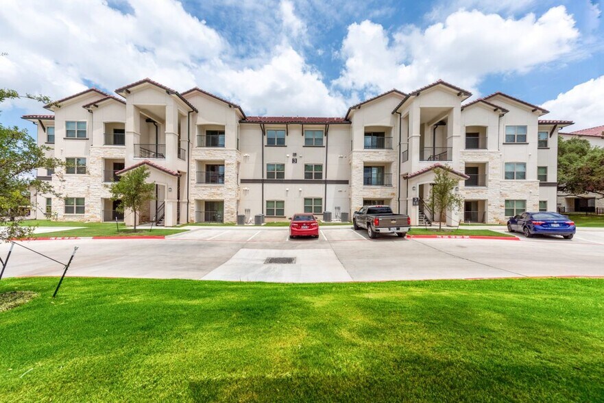 Building Photo - 9225 N Lake Creek Pkwy