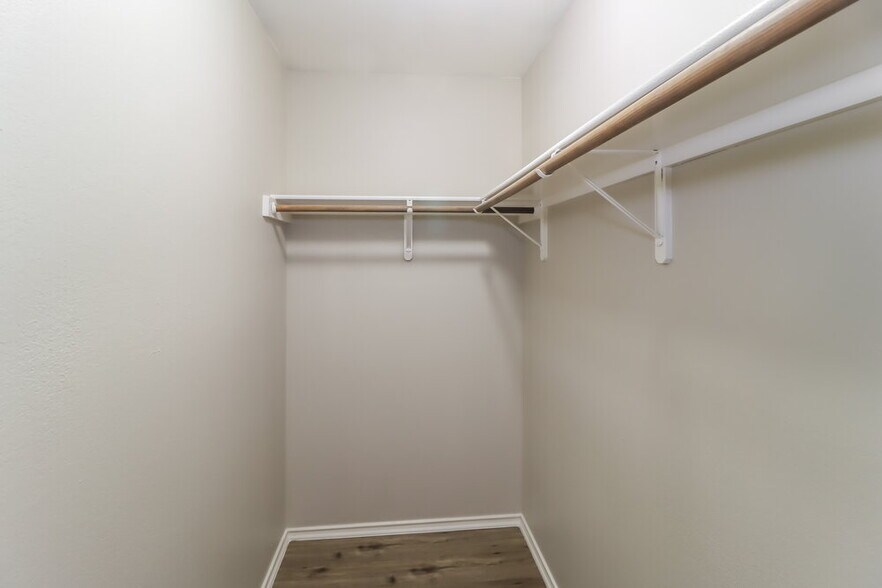 Building Photo - 510 Riverway Ln