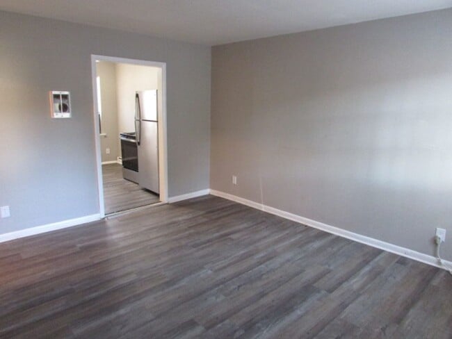 Building Photo - Comfortable 2BD/1BA Apartment with Washer/Dryer Hookups