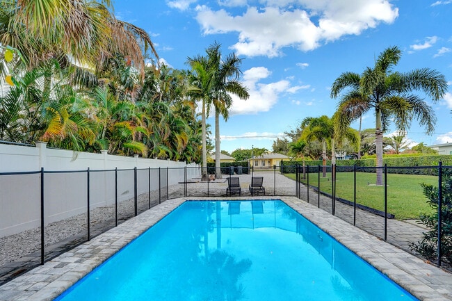 Building Photo - 311 SE 3rd Ave