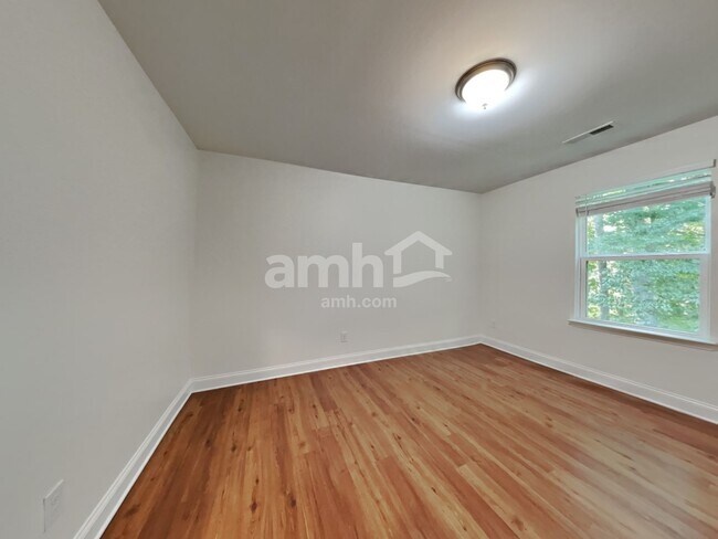 Building Photo - 3041 Greenmont Cir