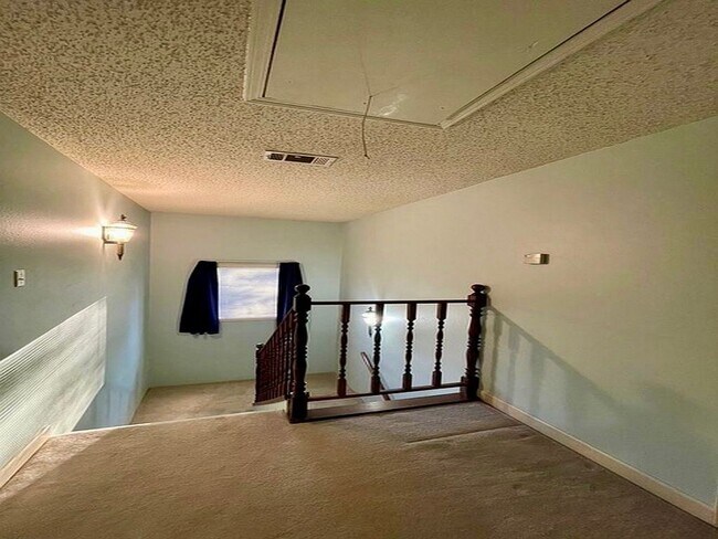 Building Photo - Spacious 3BR/2.5BA Retreat in Briarwood Es...