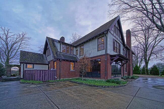 Building Photo - Stunning Tudor-style 4BR/3.5BA home in a prime, unbeatable location!