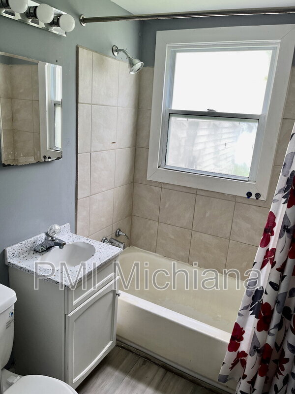 Building Photo - 1527 E Fox St