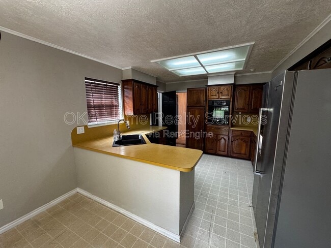 Building Photo - 6300 Brookside Dr