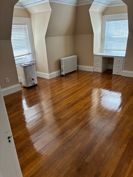 Building Photo - 131 Irving Ave