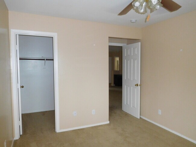 Building Photo - Huge 2700 SFT, Golf-view Community in Villages at Queen Creek!