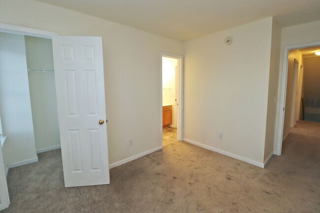 Building Photo - 560 Summit Terrace Court