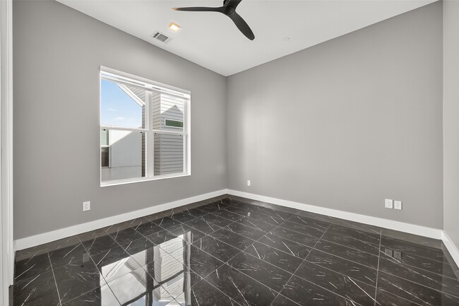 Building Photo - 5919 E Post Oak Ln