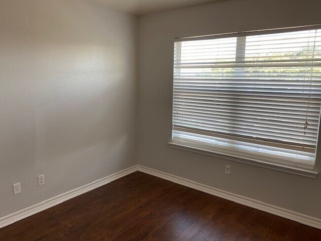 Building Photo - Rental in the Villas!