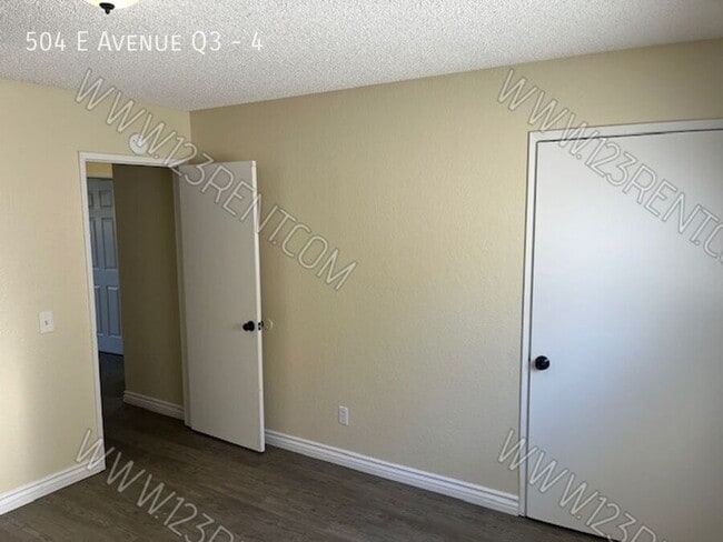 Building Photo - 504 E Ave Q3
