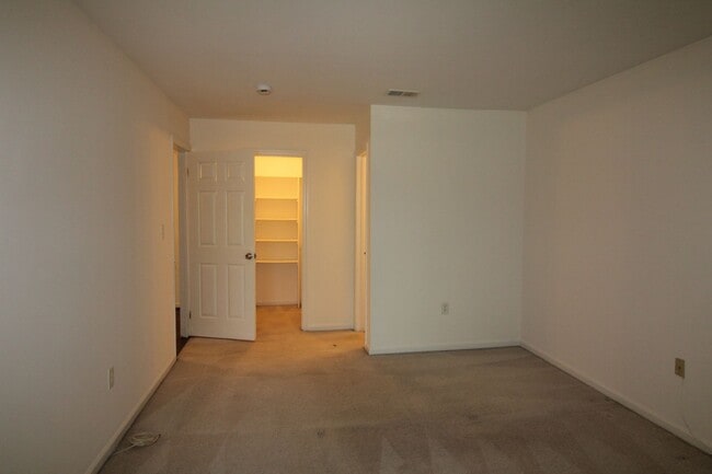 Building Photo - Very well maintained 2-bedroom 2-bath cond...