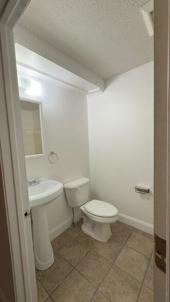 Downstairs Bathroom - 6 Lower Gilman St