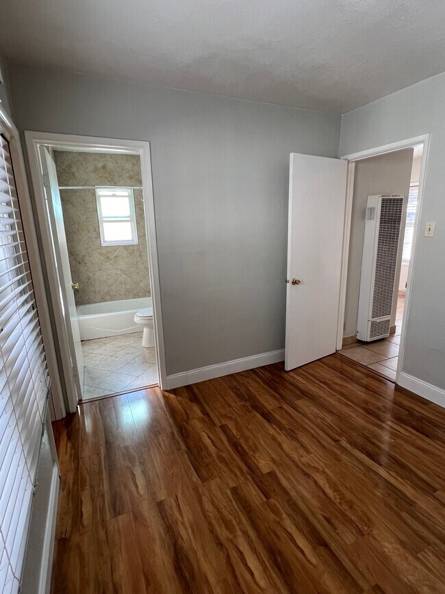 Building Photo - 706 Triana Pl