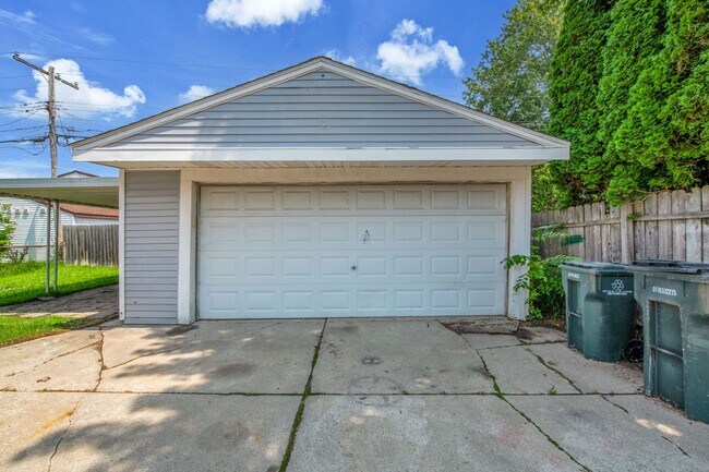 Building Photo - 4 bedrooms $2150