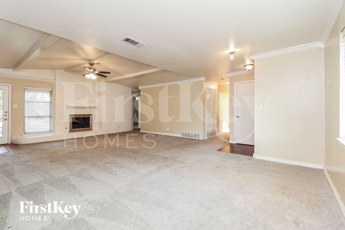 Building Photo - 620 Queens Way