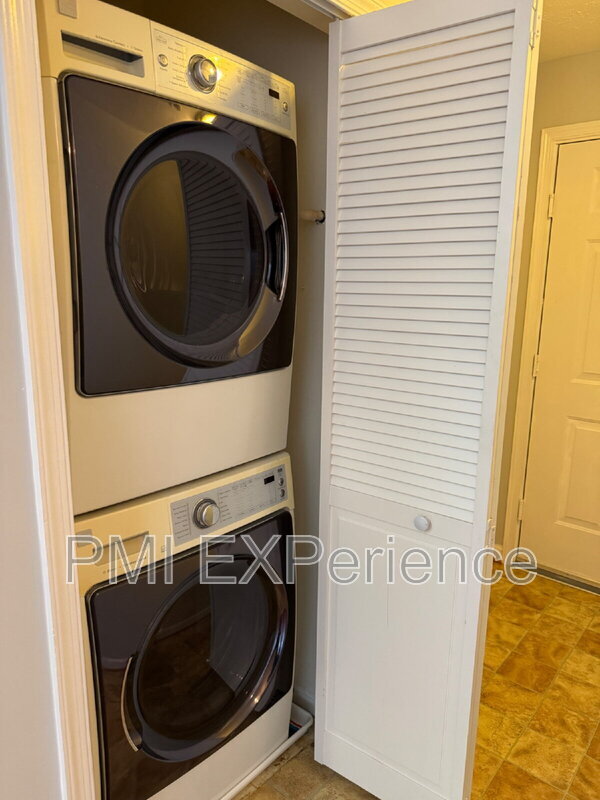 Building Photo - 8931 Town Center Cir