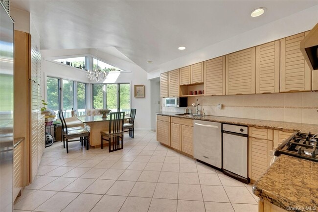 Building Photo - 2 Meadowwood Ln