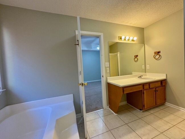 Building Photo - Home Sweet Dallas Home!