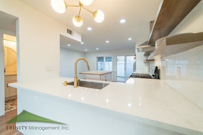 Building Photo - 2479 Caminito Ocean Cove
