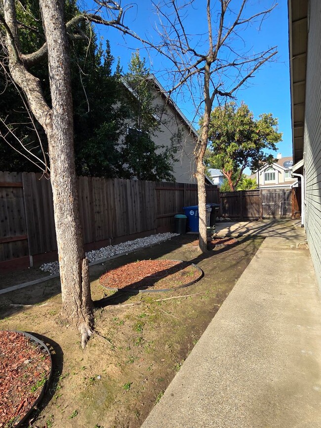 Building Photo - Super clean! 3 Bdrm, 2 Bath near Lembi Park