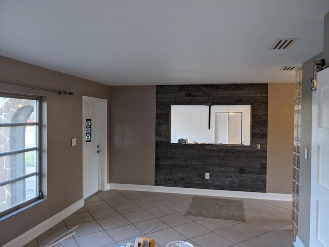 Building Photo - 169 Pinecrest St