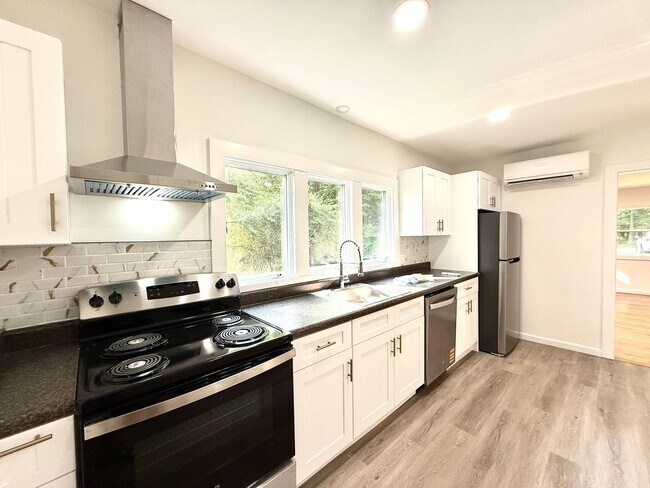 Building Photo - Serene & Spacious Fully renovated 1 BR ( 2...