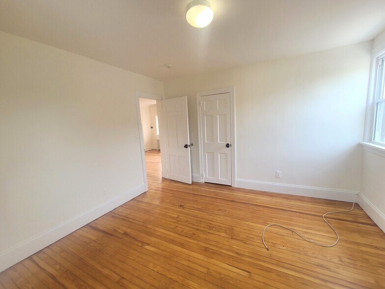 2nd bed - 35 Pangborn Pl